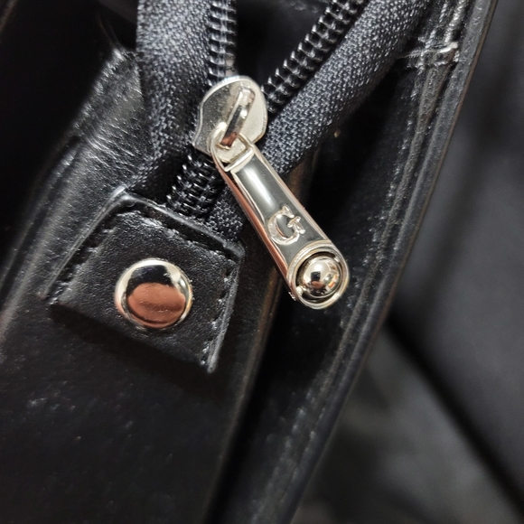 NWOT.  Guess vintage black with G logo exterior handbag. (577) - Picture 5 of 7